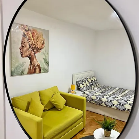 Cozy In Downtown Apartment